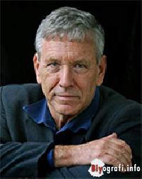 Amos Oz